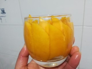 10、#辅食计划#~芒果酸奶杯,从外面看，大致是这样。