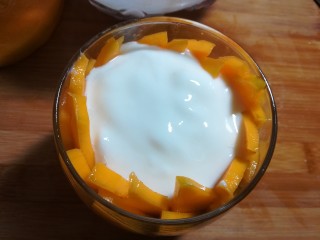 12、#辅食计划#~芒果酸奶杯,酸奶的量不要超过芒果最上层。