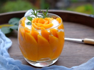 19、#辅食计划#~芒果酸奶杯,美美的酸奶芒果杯就做好啦。