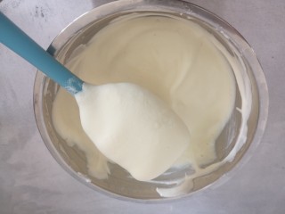 4、不易开裂的轻盈蛋糕卷,把蛋白分三次倒入蛋黄糊中，用戚风蛋糕制作的翻拌方式