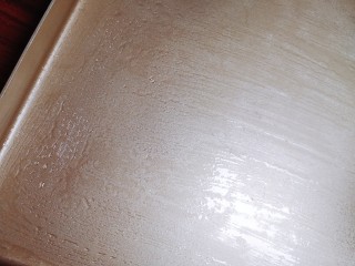 5、不易开裂的轻盈蛋糕卷,烤盘底部摸一层玉米油