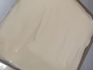 6、不易开裂的轻盈蛋糕卷,倒入搅拌好的蛋糕糊，刮平表面，中层，上下160℃烤15 到20分钟，蛋糕片烘烤的时间大家还是要根据自己的烤箱适当调整，表面微黄就可以。