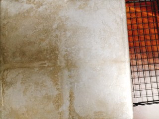 7、不易开裂的轻盈蛋糕卷,烤好后倒扣在晾架