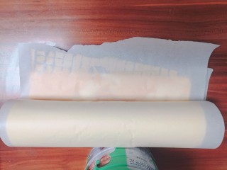 8、不易开裂的轻盈蛋糕卷,待蛋糕片到温热状态，把蛋糕片从烤盘轻轻揭起，把蛋糕片的两面都垫一张油纸，然后轻轻卷起，固定一下。