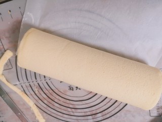 10、不易开裂的轻盈蛋糕卷,用手抓住卷边的一端轻轻卷起，蛋糕卷两头可以切掉，让蛋糕卷更整齐