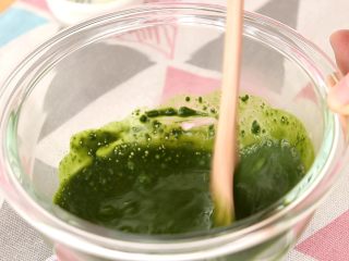 2、圣诞草莓蛋糕卷,抹茶粉倒入20g开水，搅拌均匀，备用