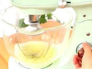 4、圣诞草莓蛋糕卷,厨师机调至6档，高速打发蛋清