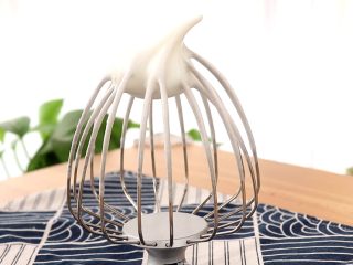 5、圣诞草莓蛋糕卷,打至打蛋头有小弯钩即可