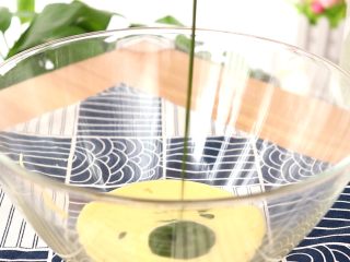 6、圣诞草莓蛋糕卷,取一半蛋黄面糊，倒入抹茶糊，拌匀