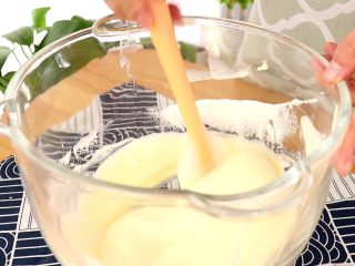 7、圣诞草莓蛋糕卷,剩下的蛋白霜倒入另一半蛋黄面糊中，同样的翻拌手法，翻拌均匀，装入裱花袋中