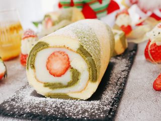 11、圣诞草莓蛋糕卷,撒上一层糖粉，像极了下雪的感觉。