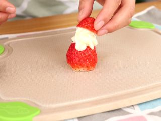 10、圣诞草莓蛋糕卷,挤入土豆泥，盖上顶部