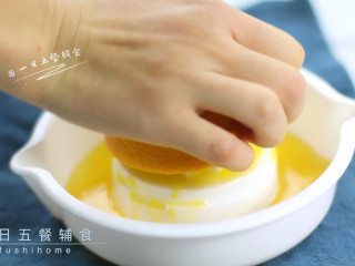 2、橙汁磨牙饼干,将半个橙子挤出汁取50克橙汁。可以用手挤，也可以用料理机。