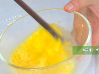 4、橙汁磨牙饼干,一起搅散。