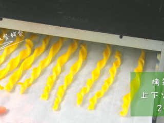 8、橙汁磨牙饼干,烤箱提前预热，中层上下火180度20min。看见表面金黄色可以出炉，要根据自己烤箱脾气，有的烤箱需要烤25分钟，第一次烤到最后守在烤箱边上，下次就直接设定你的时间。