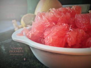 1、夏日西柚MOJITO,剥好的西柚肉放置一旁备用。