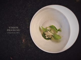 3、夏日西柚MOJITO,薄荷里加入白砂糖。