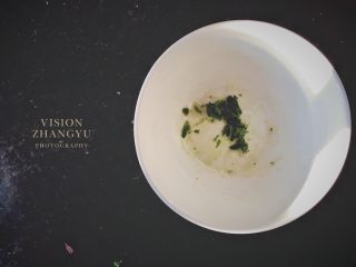 4、夏日西柚MOJITO,可以用擀面杖将薄荷和白砂糖捣烂。