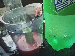 8、夏日西柚MOJITO,打好的汁和雪碧放置一边备用，这边雪碧的用量大概是西柚汁的两倍，也可按自己口味添加减少。