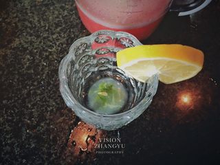 9、夏日西柚MOJITO,将捣烂的薄荷柠檬汁倒入杯中。