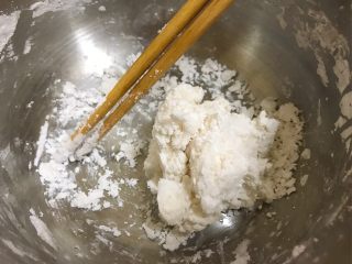 4、仙草芋圆,取一半木薯粉倒入盆中，倒入14g开水，用筷子搅拌成团