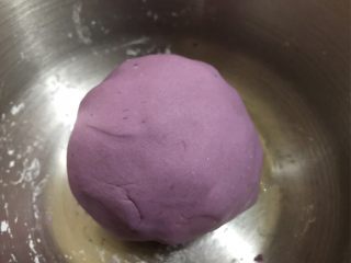 6、仙草芋圆,把面团材料用手揉成团