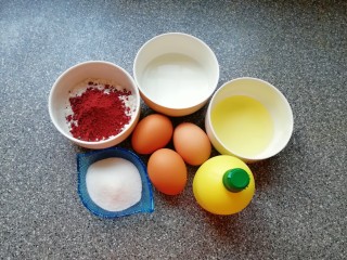 1、圣诞奶油蛋糕,先来做戚风蛋糕胚。 准备好食材并称好重量，红曲粉和低筋面粉混合均匀。