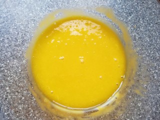 3、圣诞奶油蛋糕,蛋清先放在一边，用手动打蛋器把蛋黄搅打均匀。