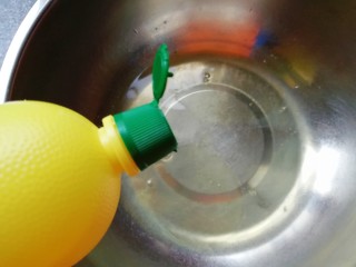 7、圣诞奶油蛋糕,蛋清里面加入几滴柠檬汁，用电动打蛋器打发至粗泡状。