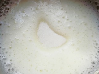 9、圣诞奶油蛋糕,低速打发至泡沫细腻，第二次加入三分之一的细砂糖。