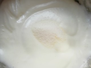 10、圣诞奶油蛋糕,高速打发至出现明显的纹路，第三次加入最后三分之一的细砂糖。