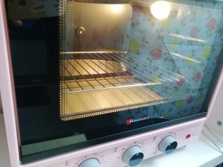 12、圣诞奶油蛋糕, 烤箱上下管150度预热。