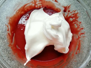 13、圣诞奶油蛋糕,打发好的蛋白分成三份，取中间的三分之一加入到蛋黄糊里面，用硅胶刮刀采用切拌和翻拌的方法混合均匀。