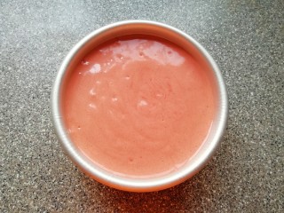 15、圣诞奶油蛋糕,将混合好的蛋糕糊从模具的中间开始倒入模具里面，从高处垂直摔几下震出大气泡。