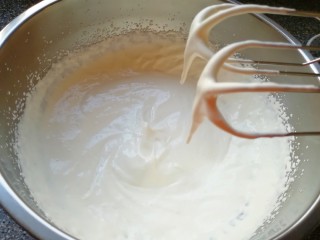 21、圣诞奶油蛋糕,用电动打蛋器打发至7分发（即提起打蛋器，奶油挂在打蛋头上，欲落但是又落不下的样子，如图）。