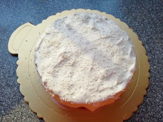 23、圣诞奶油蛋糕,撒上一层椰蓉。