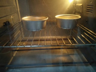 7、水果伴蛋糕,放入预热好的150度烤箱烤30分钟。烤箱温度根据自家的调节。