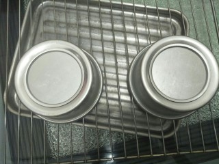 8、水果伴蛋糕,烤好的蛋糕倒扣放凉后脱模。