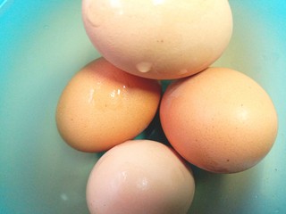 3、蒸蓝莓鸡蛋糕,取4个鸡蛋