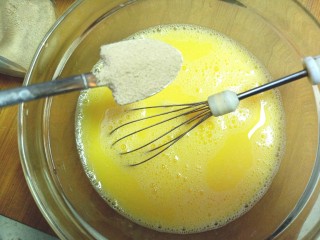 5、蒸蓝莓鸡蛋糕,加入适量的温水，酵母搅拌均匀