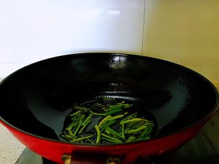 3、葱油拌面,锅烧热后，加入油，放入葱段，用小火煎成黄绿的颜色，大火容易使葱叶炸糊，如果觉得火太小，葱叶炸不透，可换成中火。葱叶的颜色自己掌握，因为最油的余热会让葱叶颜色继续加深。