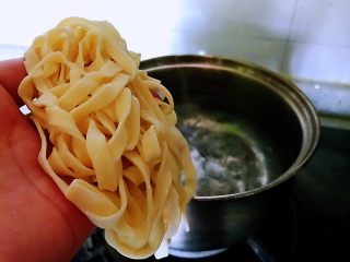 6、葱油拌面,另起一锅水烧开，下入面条，煮熟后捞出放入碗中，面条不能煮得太粘烂，不要久煮，喜欢吃硬点的煮八成熟，喜欢吃软点的煮九成熟，做出来的葱油拌面才好吃。