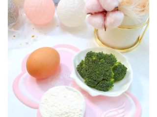 1、小熊松饼,准备好材料