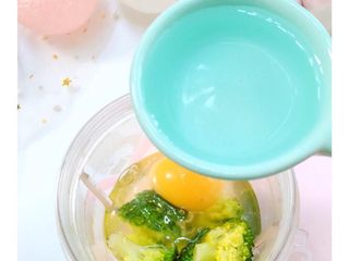 3、小熊松饼,鸡蛋????+西兰花+适量清水