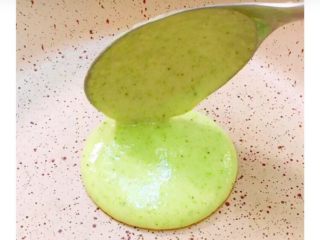 7、小熊松饼,锅里不刷油，摊成小圆饼