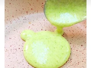 8、小熊松饼,再摊出小耳朵，正反面煎熟，出锅即可