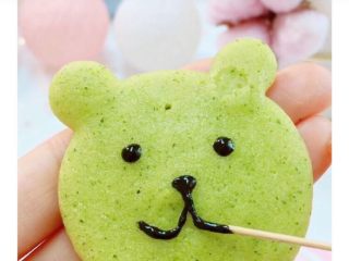 9、小熊松饼,用黑芝麻核桃酱画出眼睛????和嘴巴????