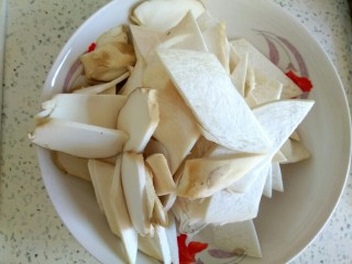 2、杏鲍菇青椒炒鸡肉,杏鲍菇切片