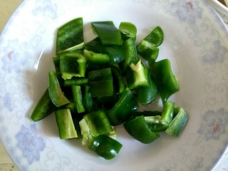 3、杏鲍菇青椒炒鸡肉,青椒切小块