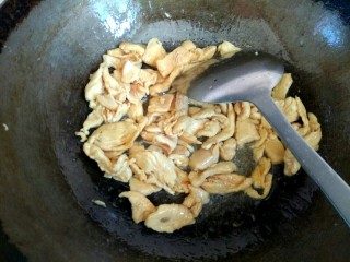 7、杏鲍菇青椒炒鸡肉,锅烧热，锅中放入适量植物油，油热，放入鸡肉片翻炒至变白